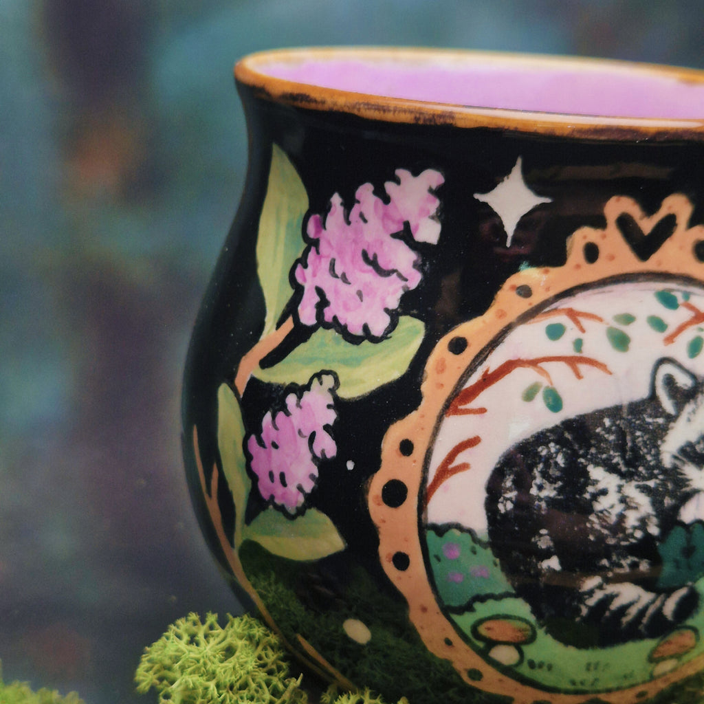 Raccoon and lilacs mug 500 ml 🪻