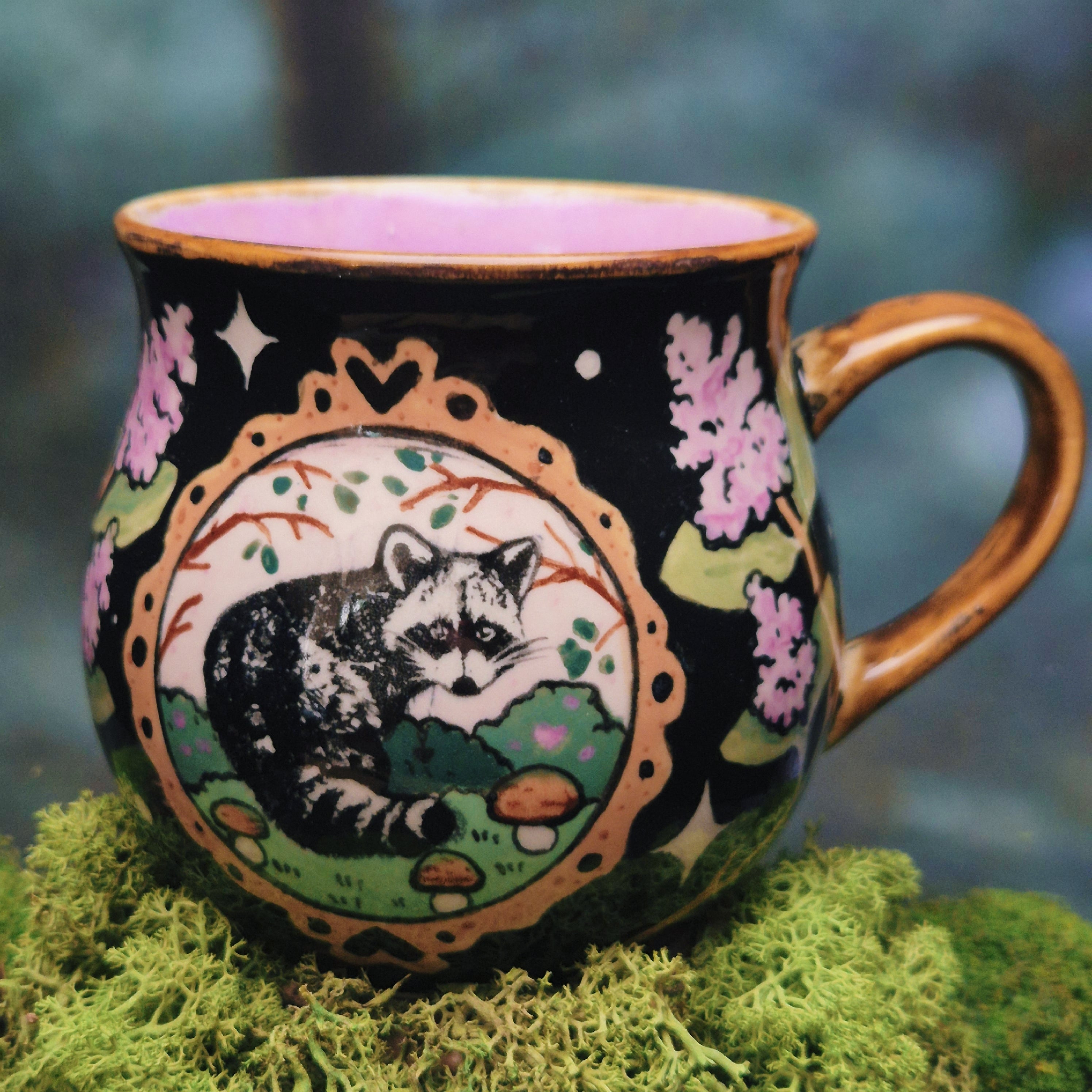 Raccoon and lilacs mug 500 ml 🪻